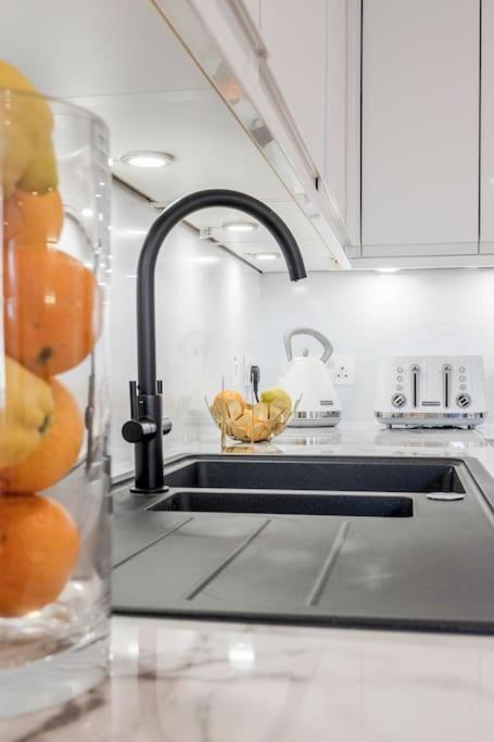 Vila House 10 Mins To Tower Bridge Hot Tub & Parking Londýn Exteriér fotografie